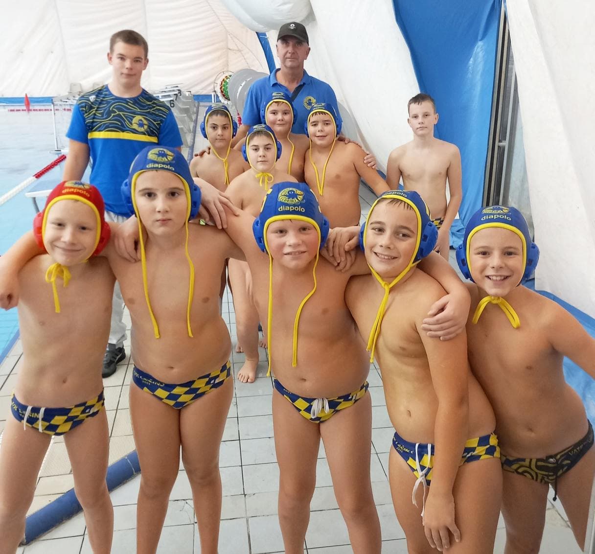 A group photo before the match against Pula